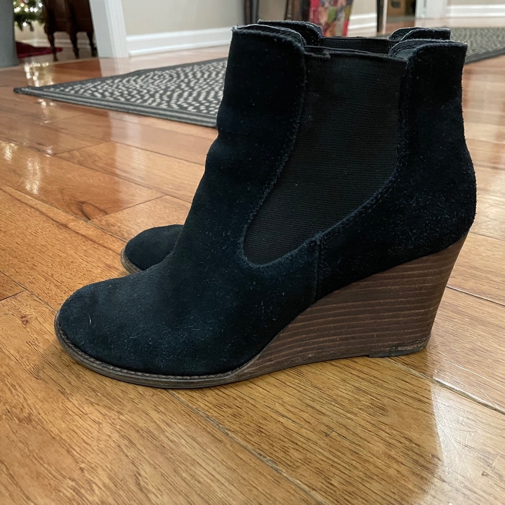 Black lucky brand pull on bootie
